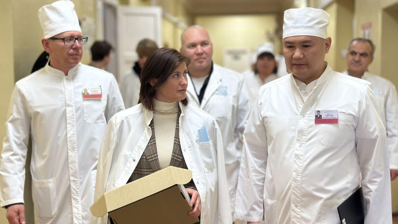 Оксана Демченко поздравила участников СВО в госпитале Мурманска в преддверии 23 февраля