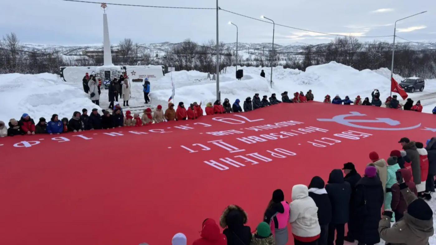 Огромную копию флага Победы развернули в Заозерске