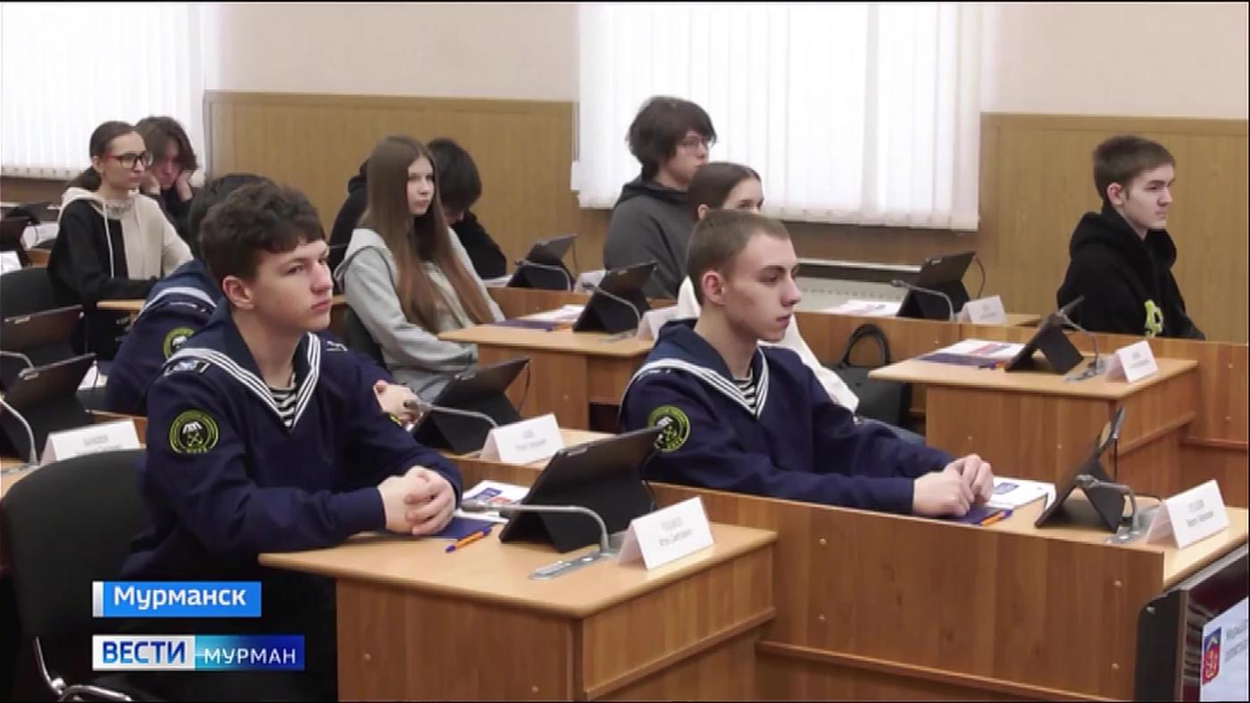 Студенты и курсанты Мурманского морского рыбопромышленного колледжа стали гостями облдумы