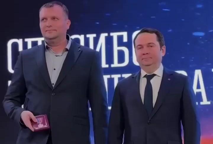 Андрей Чибис наградил энергетиков, восстановивших электроснабжение в Мурманской области после аварии на ЛЭП