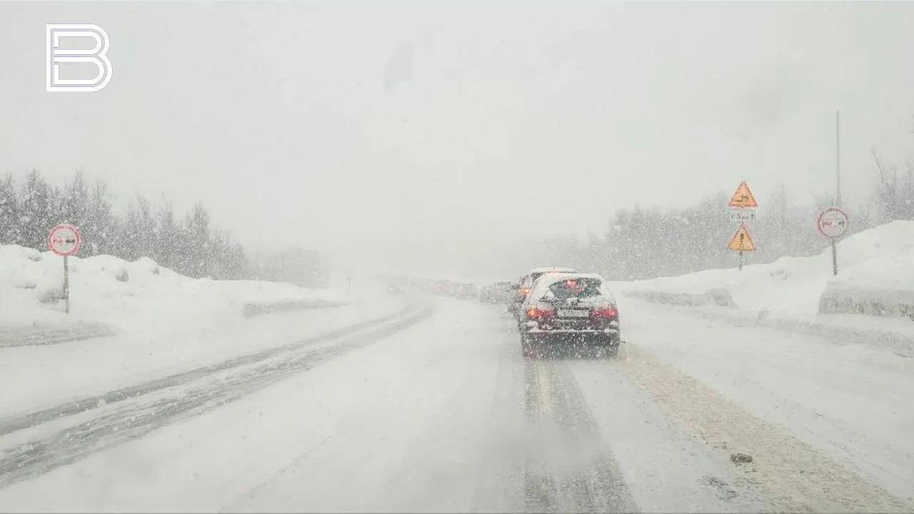 На трассе "Кола" из-за непогоды ограничили движение грузового транспорта