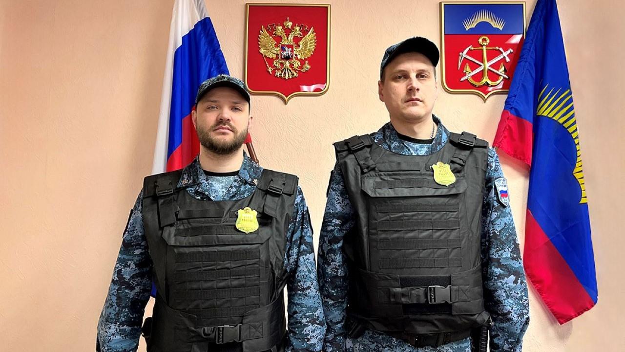 Судебные приставы из Оленегорска в одном из магазинов остановили и помогли задержать грабителя