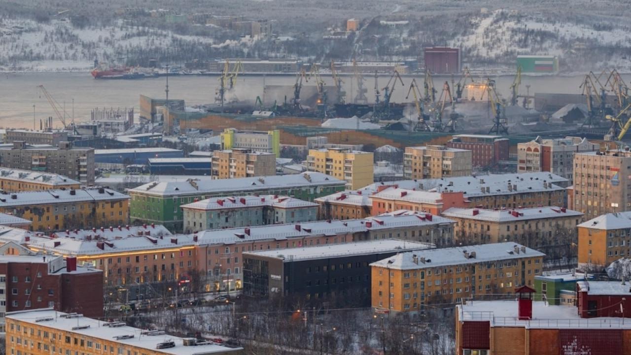 В доме на Аскольдовцев в Мурманске заменили аварийный участок трубопровода горячей воды