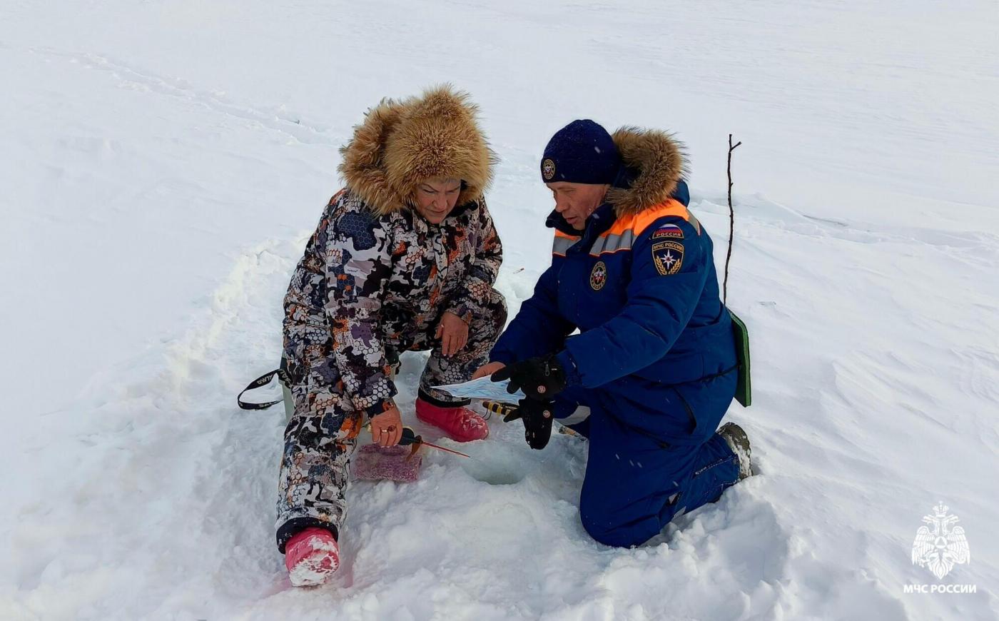 Спасатели проверяют лед на водоемах Мурманской области