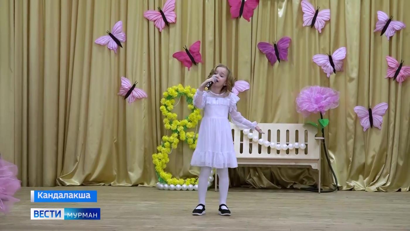 В кандалакшской школе №2 ученики и учителя провели творческий концерт в честь женского дня