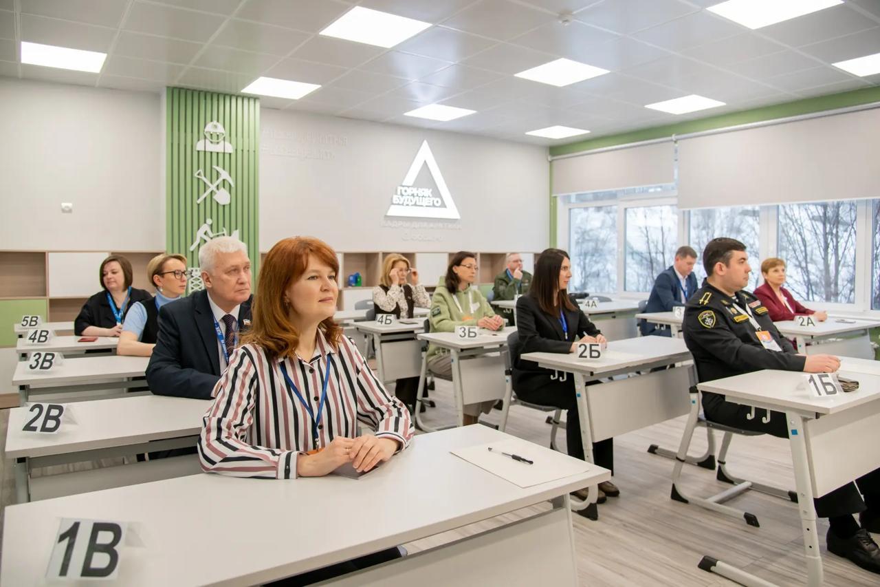 "Сдаем вместе": родители мурманских выпускников и министр образования написали ЕГЭ