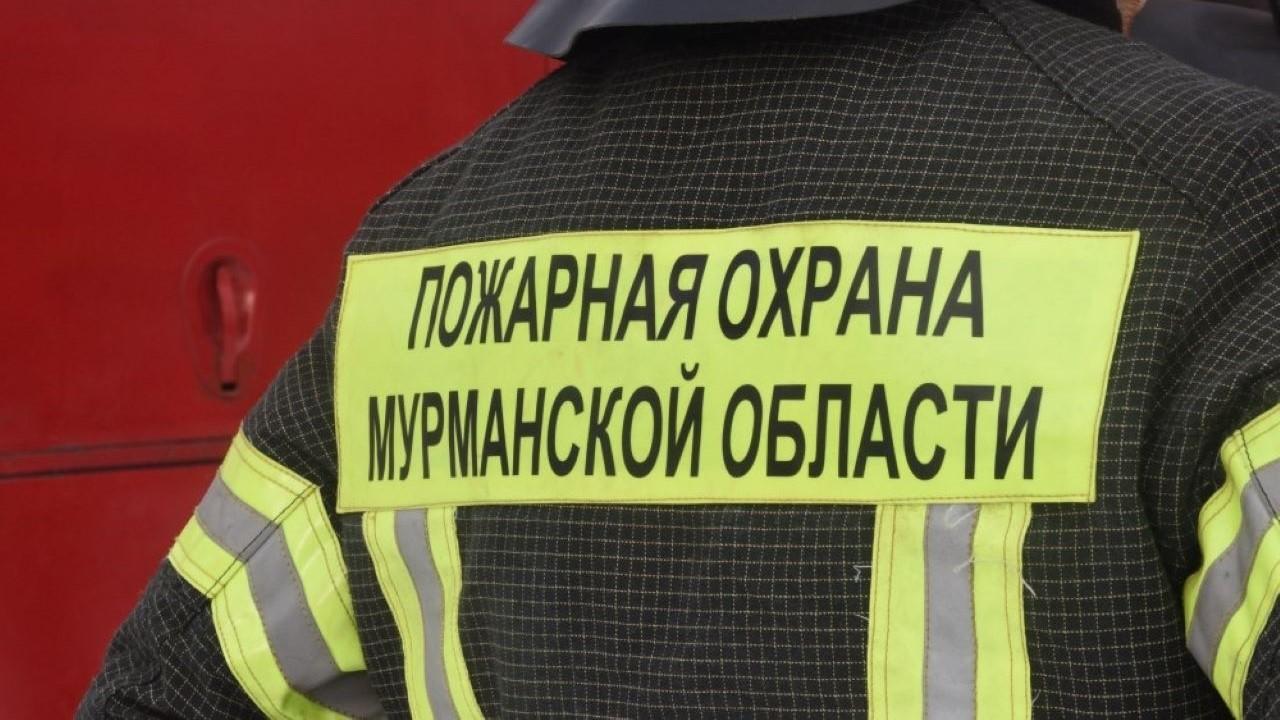 Пострадавшего в пожаре в доме на Ленина в Кировске передали бригаде скорой помощи