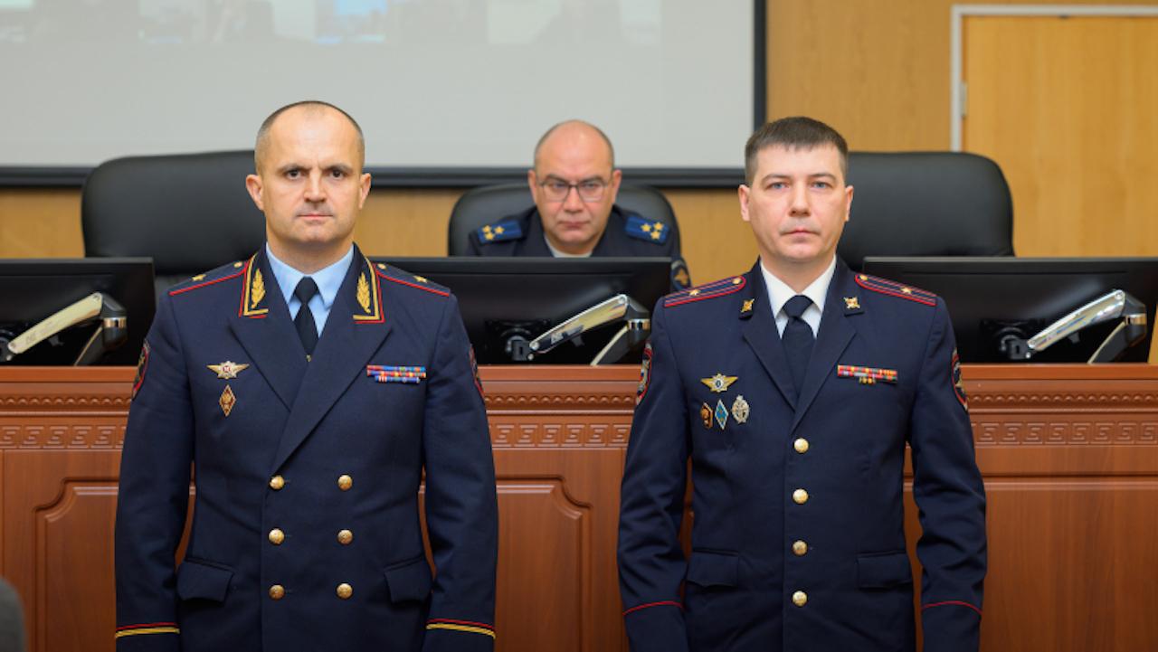 Алексей Веселовский наградил отличившихся сотрудников дежурных частей полиции в преддверии праздника