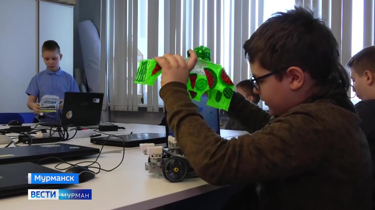 Мурманские школьники освоили работу 3D-ручками и навыки робототехники на "инженерных каникулах"