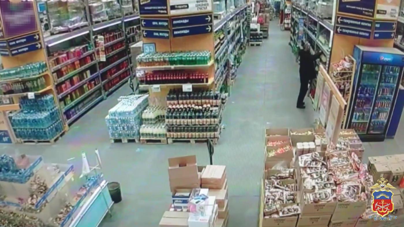 В Мурманске рецидивист попался на краже сладостей и газировки