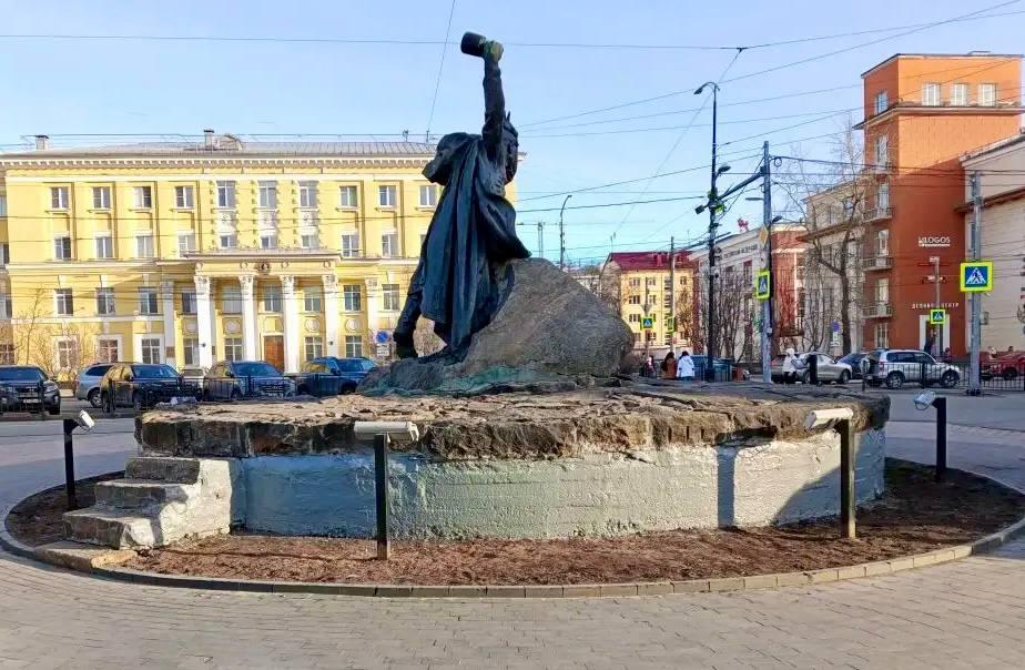 В Мурманске приводят в порядок памятник Герою Советского Союза Анатолию Бредову