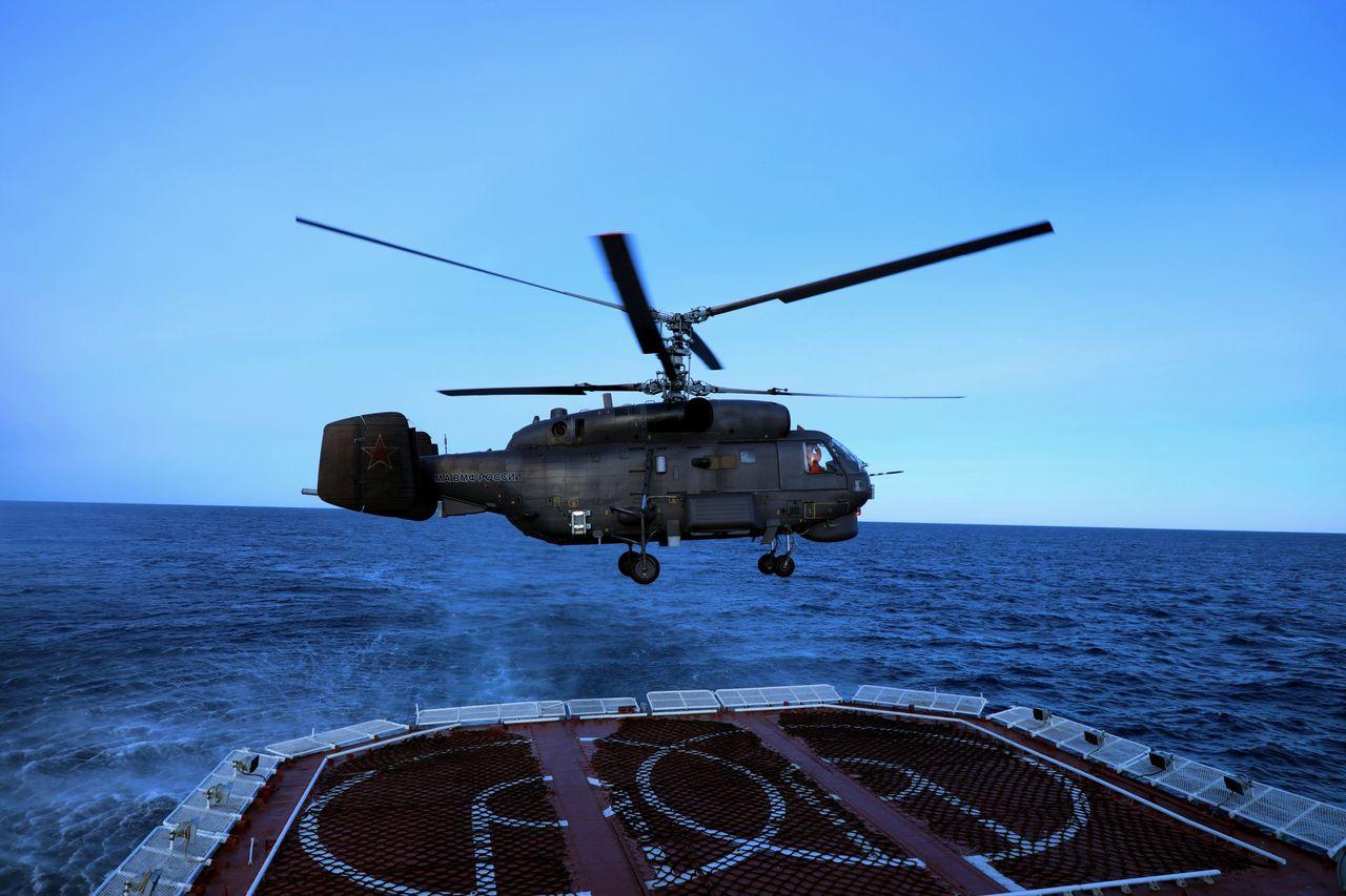 Вертолеты Ка-27 Северного флота отработали посадку на БПК "Адмирал Левченко" в Баренцевом море