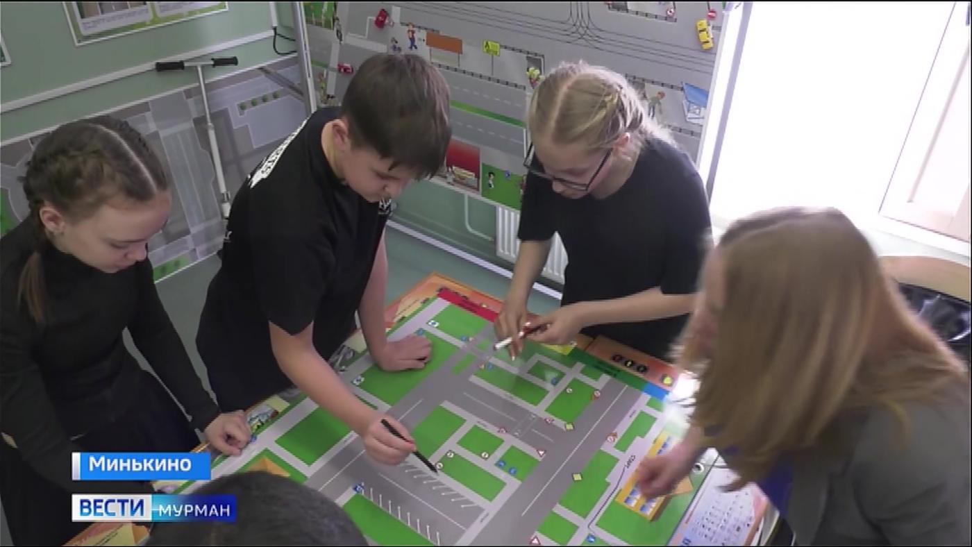 Блеснуть знаниями ПДД, филигранно объехать все конусы: в Мурманской области юные северяне соревнуются в конкурсе "Безопасное колесо"