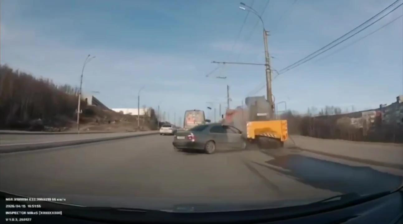В аварии с уборочной техникой на Кольском проспекте в Мурманске пострадал водитель легковушки