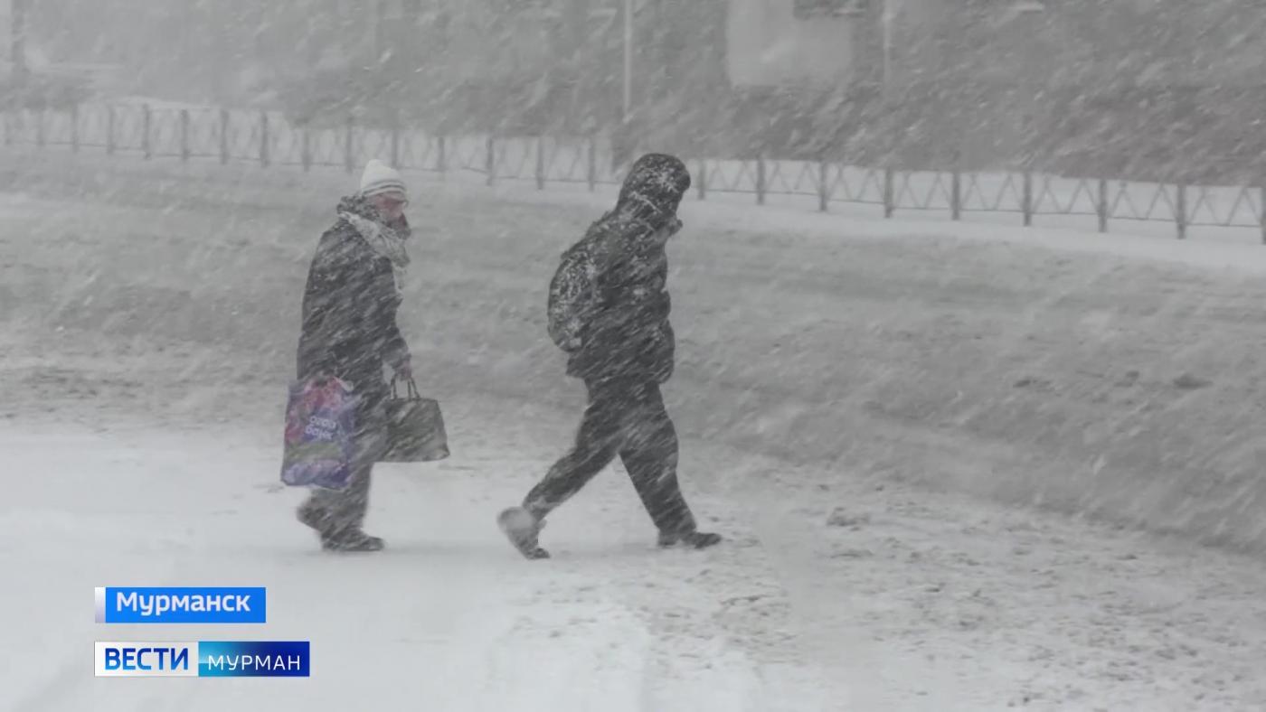 Непредвиденная напасть или неожиданный подарок: как мурманчане реагируют на весеннюю метель?