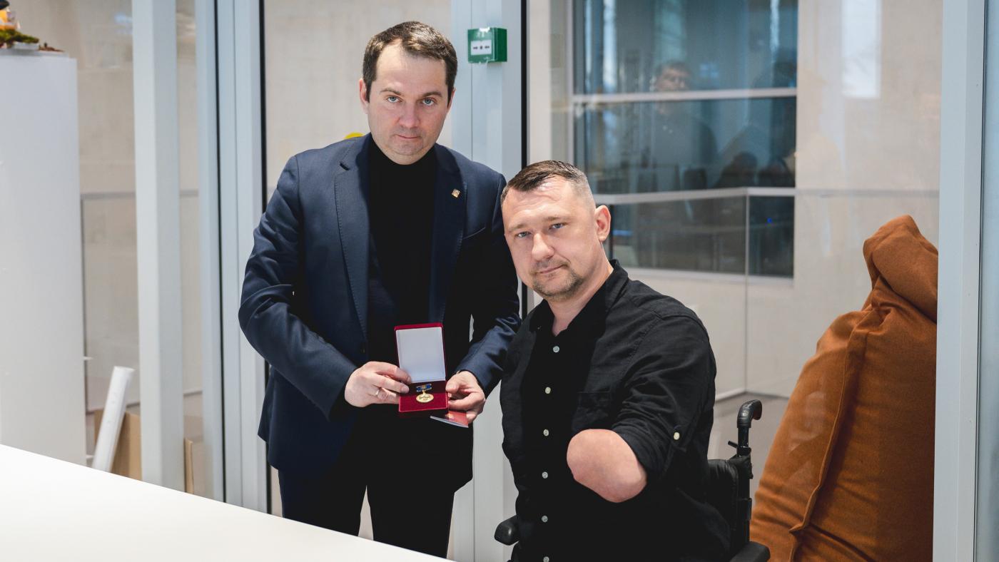 Андрей Чибис вручил белорусскому паралимпийцу Алексею Талаю знак "СВОих не бросаем"