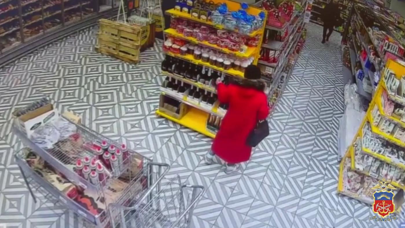 Переодевалась для конспирации: мурманчанку задержали за серию краж из супермаркета