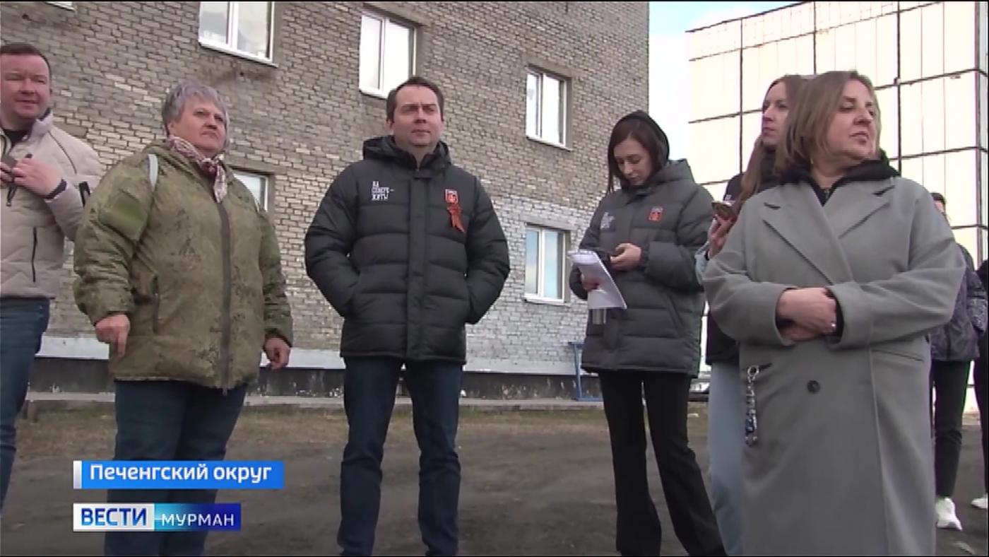 Андрей Чибис проверил ход ремонта домов и благоустройства в Печенгском округе