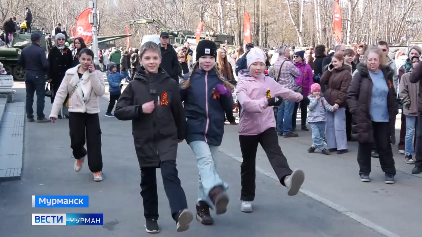В центре Мурманска в День Победы работали выставка военной техники и полевая кухня