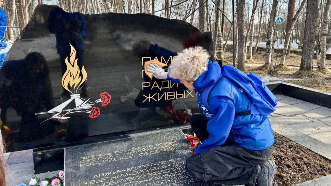Памятники защитникам Отечества привели в порядок волонтеры в Мурманской области