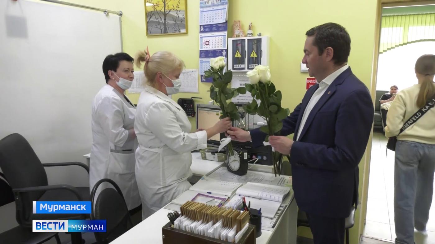 В профессиональный праздник медсестры мурманской поликлиники поделились секретами мастерства