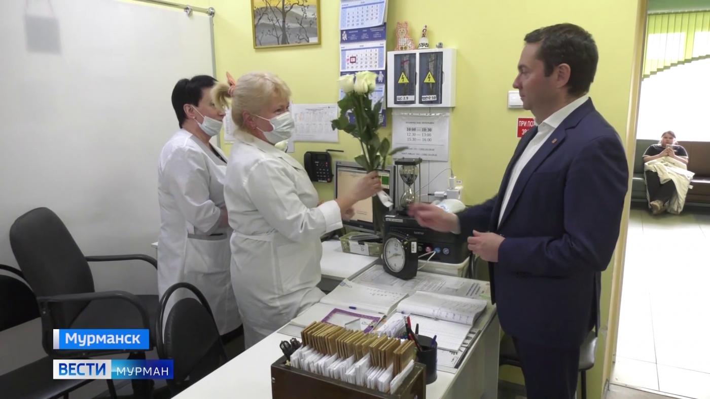 В профессиональный праздник медсестры мурманской поликлиники поделились секретами мастерства