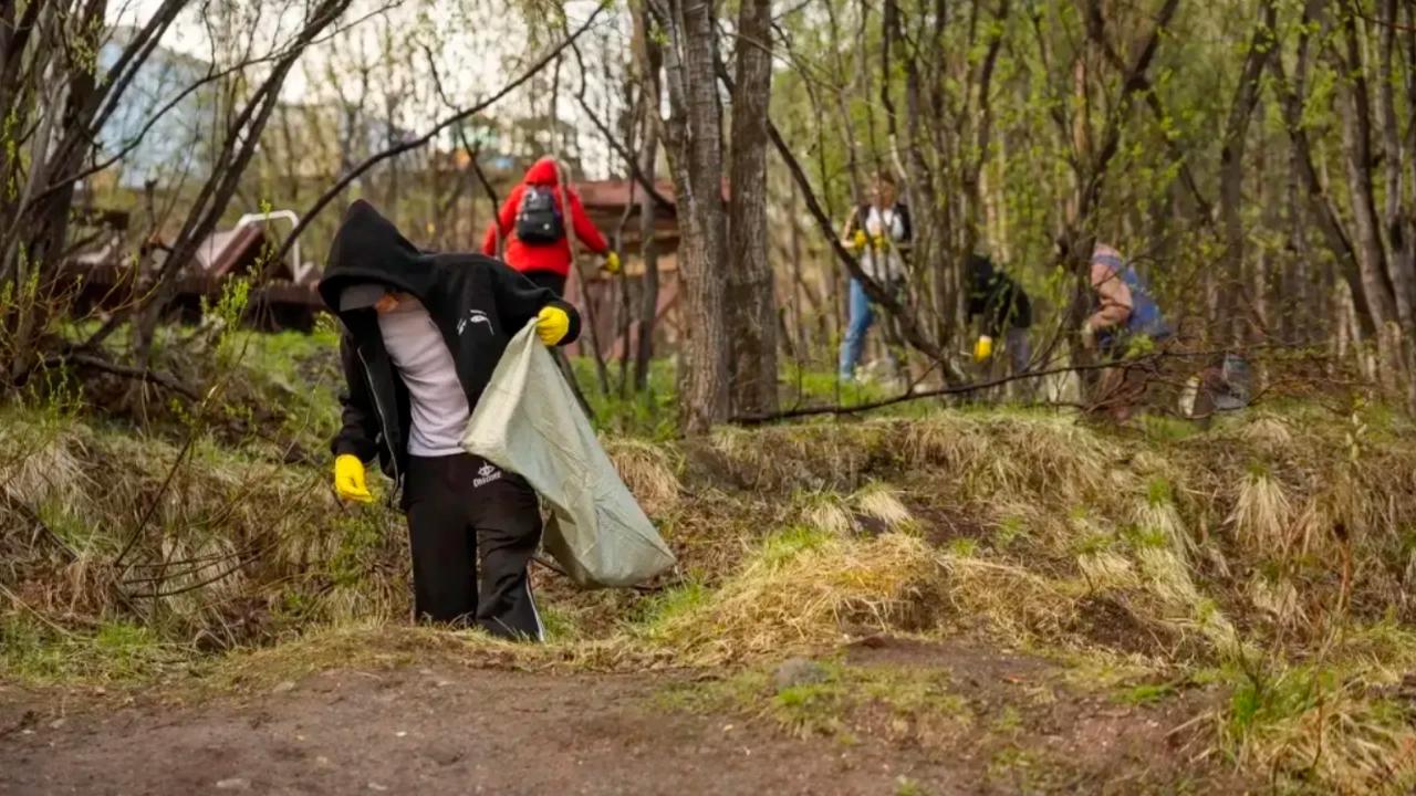 В Мурманской области после зимы убрали более 3 тысяч кубометров мусора