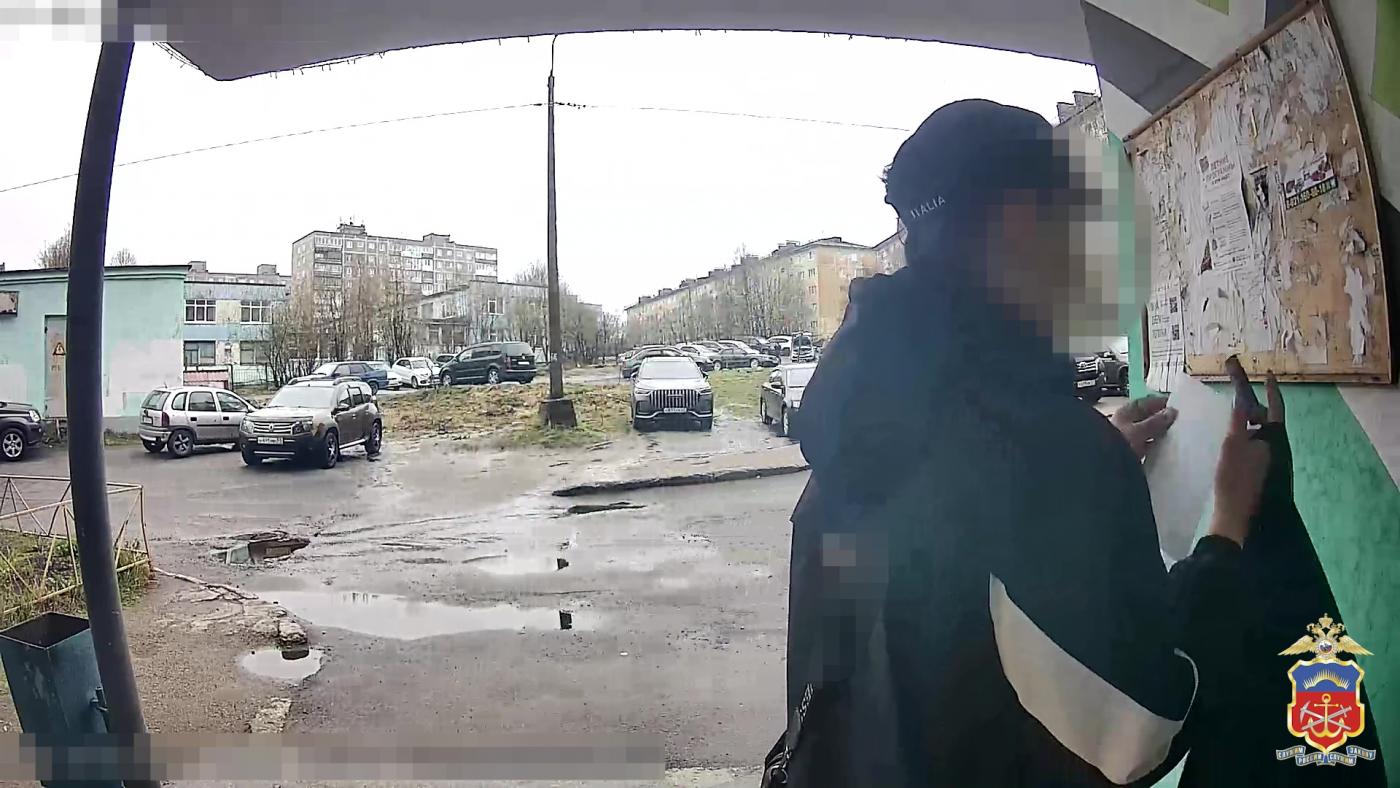 Полицейские задержали мурманчанку во время сбыта полученных за расклейку незаконной рекламы наркотиков