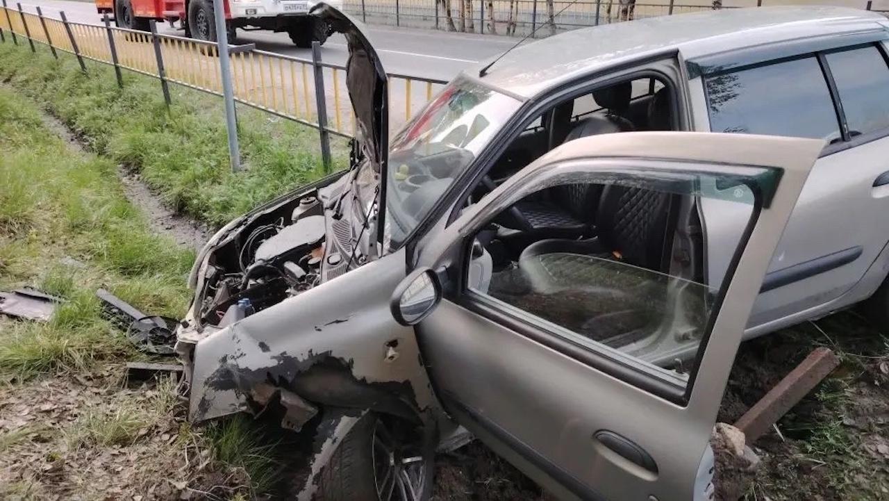 Водителя иномарки госпитализировали в результате съезда в кювет в Оленегорске