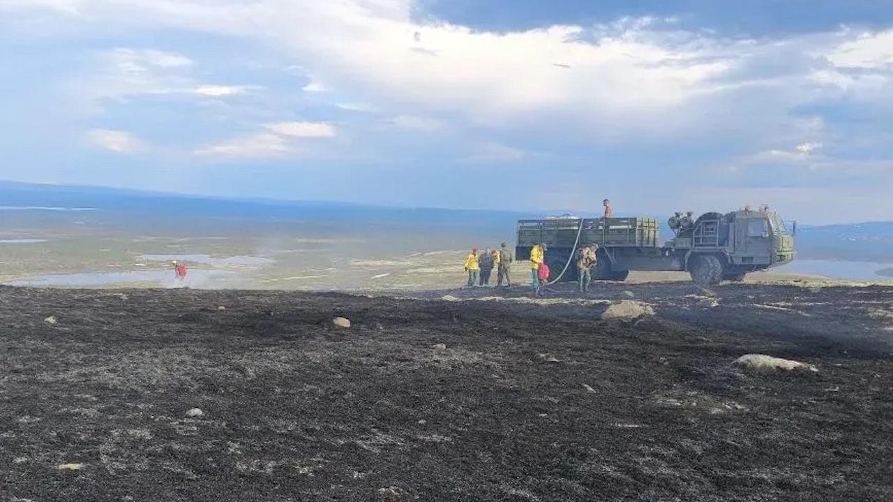 Возникший от удара молнии пожар на сопке Лисья в Мурманске потушили
