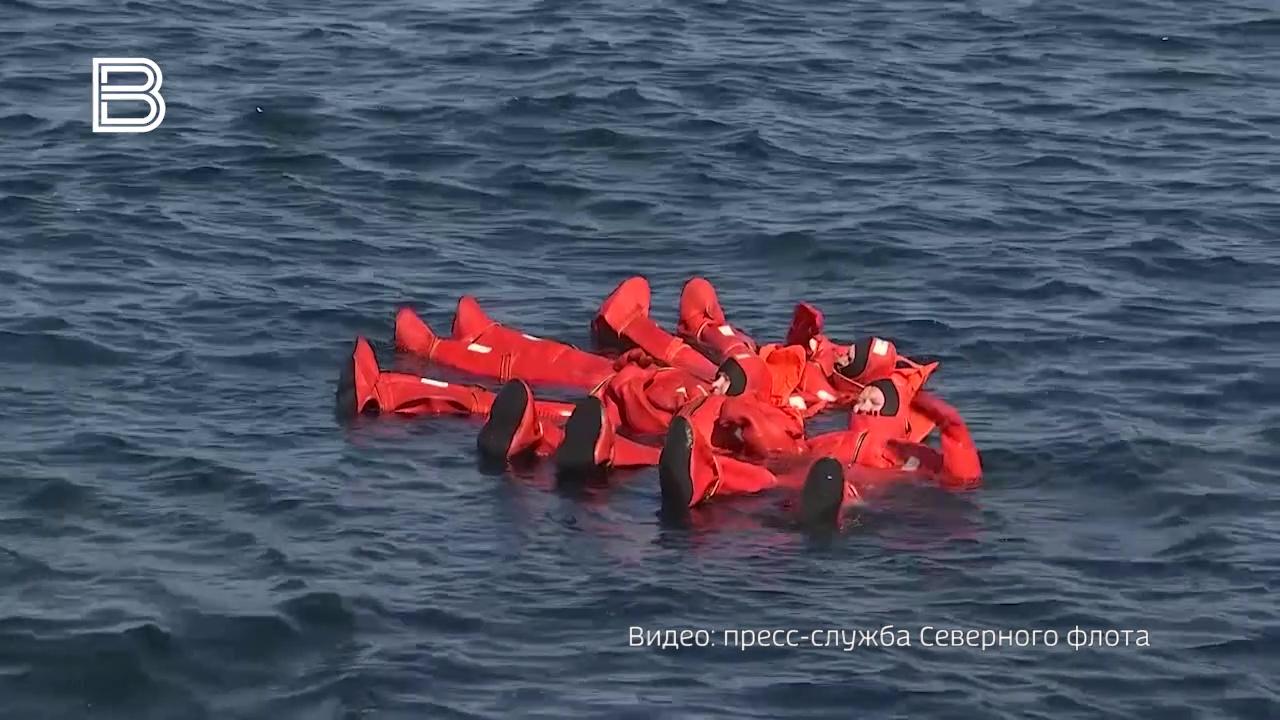Дежурные силы ПСО Северного флота во время учений оказали помощь подводной лодке