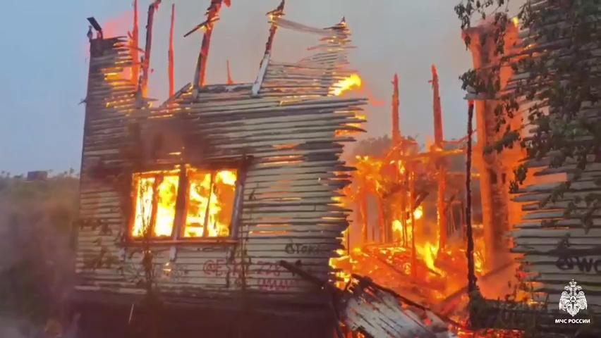 Дом на улице Шестой Комсомольской батареи в Мурманске сгорел в ночь на 18 июня