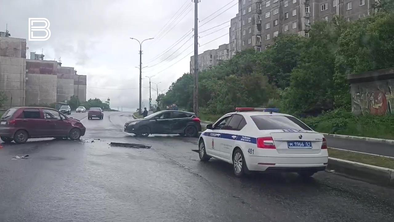 Два человека пострадали в ДТП на Старостина в Мурманске
