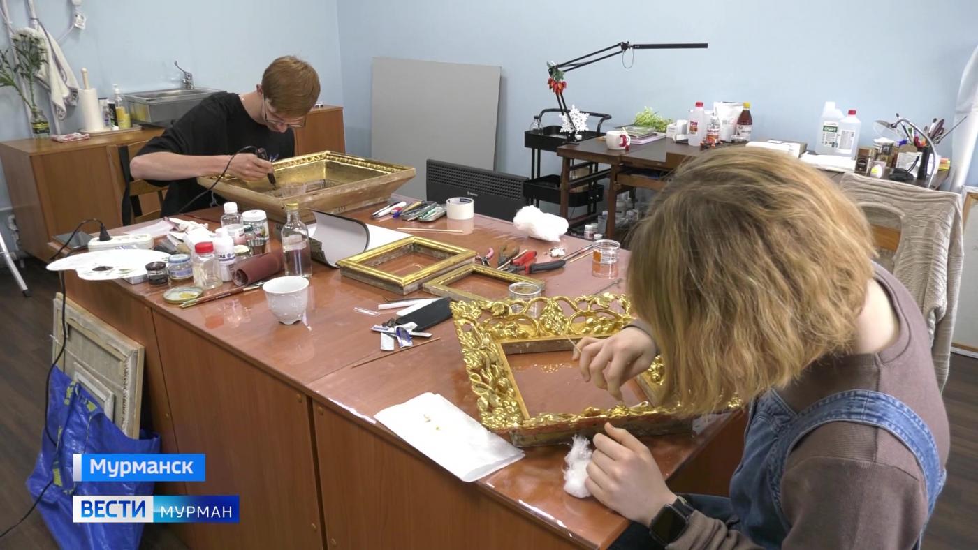 Россия глазами художников-реставраторов: в Мурманске открылась выставка работ петербургских студентов