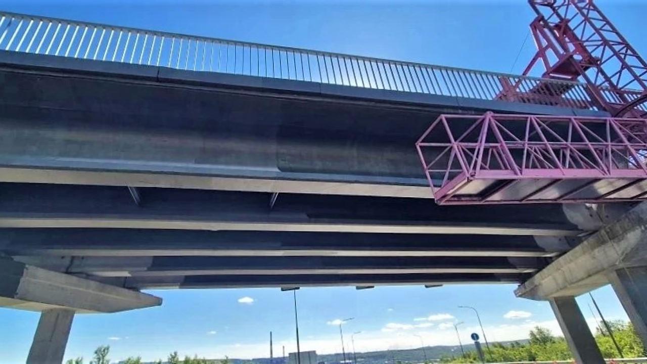 Пескоструй балок и новые швы: дорожники обновляют въезд на Кольский мост