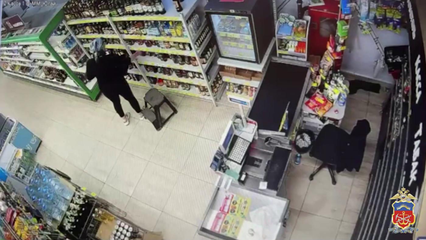В Мурманске задержали серийную похитительницу алкоголя и продуктов из супермаркетов