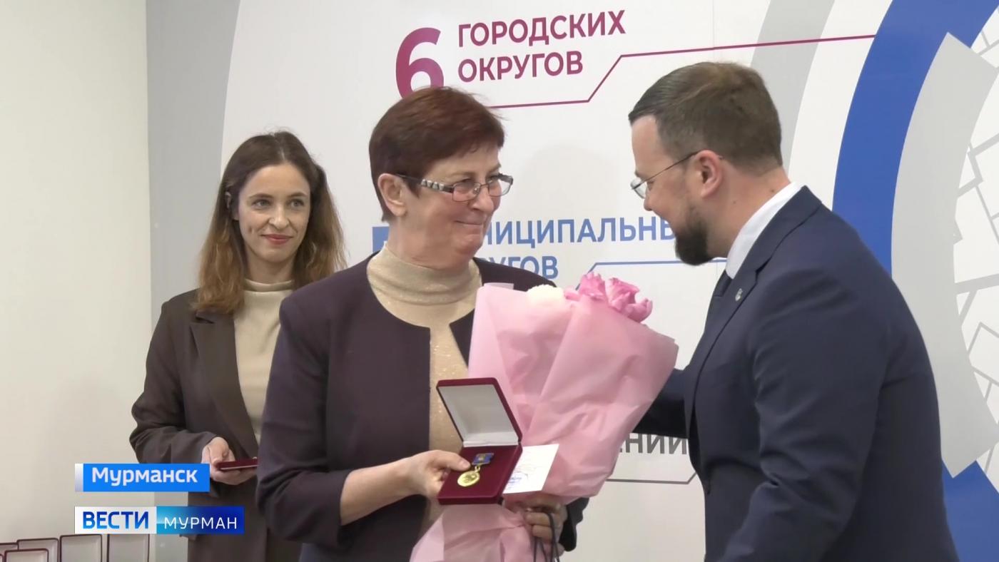 В Мурманске почетные знаки "СВОих не бросаем" вручили тем, кто оказал помощь и поддержку участникам спецоперации