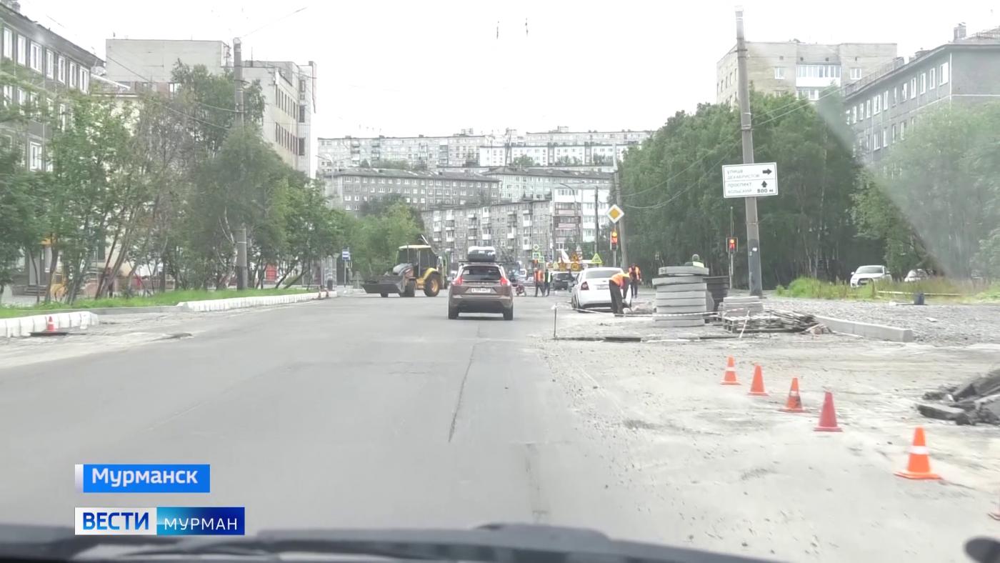 В Мурманске на Кирова метр за метром ремонтируют асфальт
