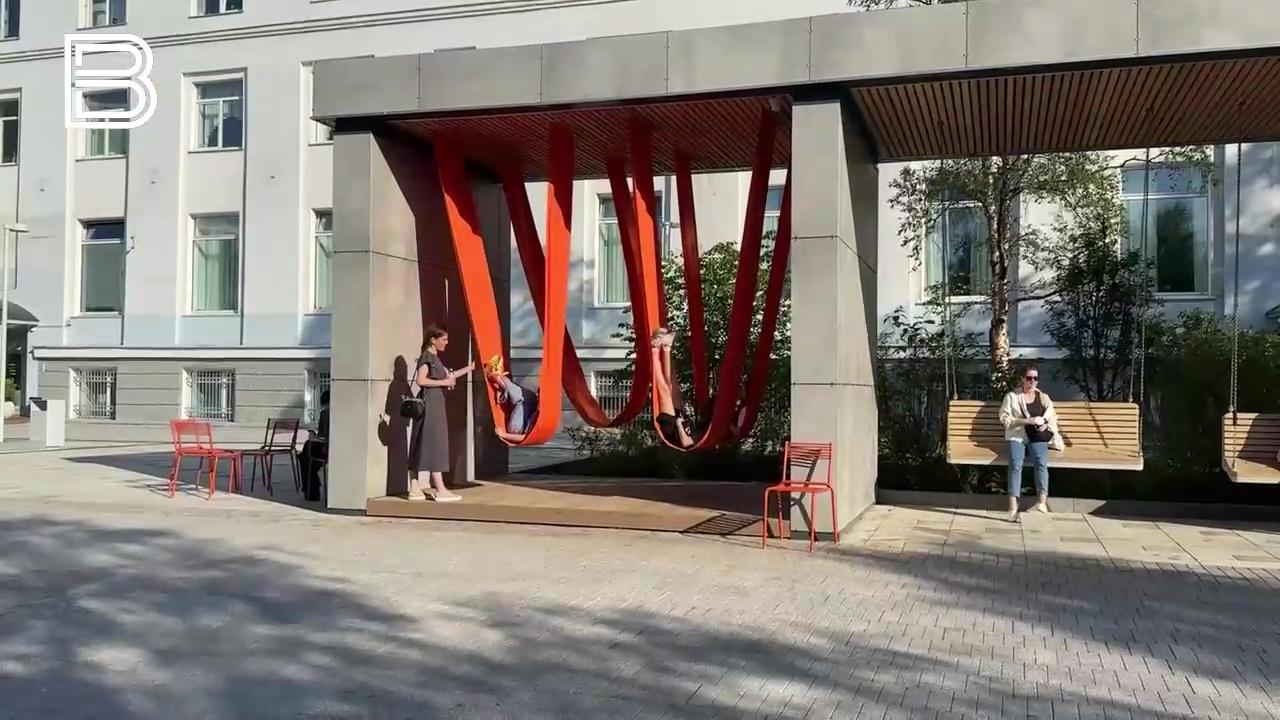 Восемь гамаков появились на Ленинградской улице в Мурманске