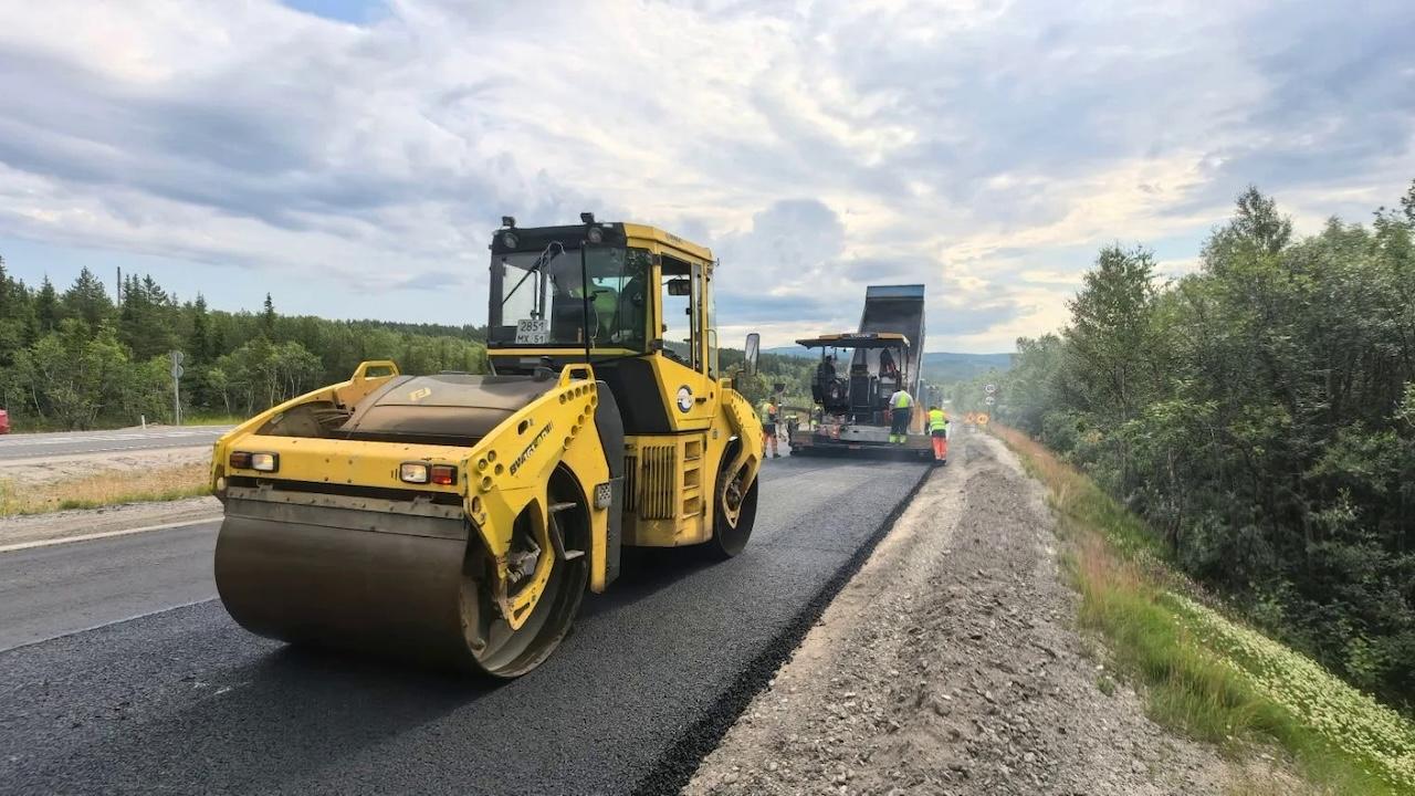 На автоподъезде к Кильдинстрою уложили выравнивающий слой асфальта