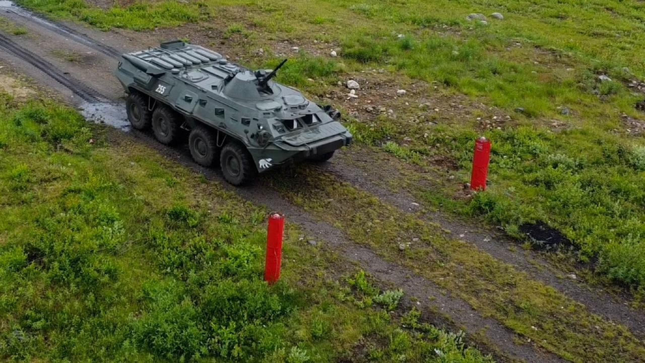 Механики-водители Северного флота оттачивали навыки по вождению боевых машин