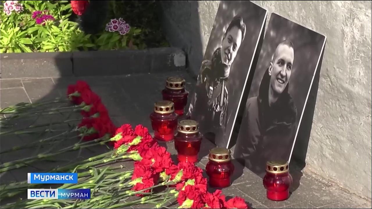 В память о подвиге волонтеров "Тюра" и "Чапая" к памятнику Бредова в Мурманске возложили цветы