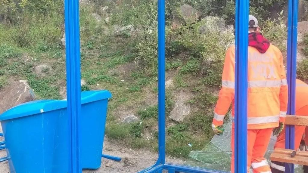 В Мурманске оперативно починили остановочный павильон после атаки вандала