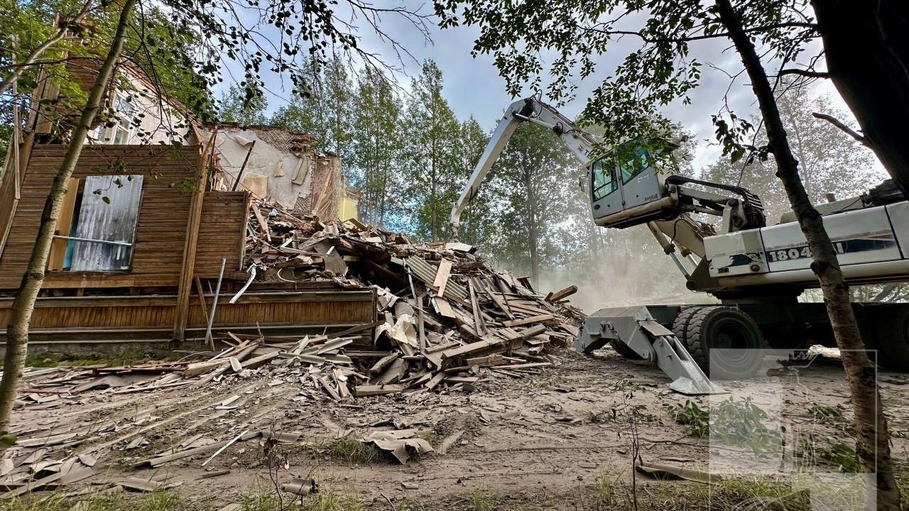 Аварийный дом на Железнодорожной улице в Мончегорске снесли