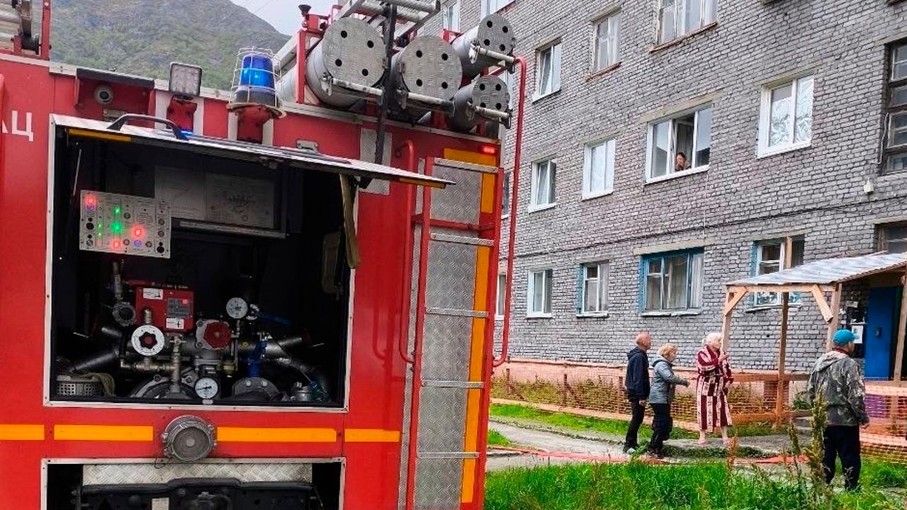 В Кировске семь человек эвакуировали из-за пожара в доме на улице Кирова