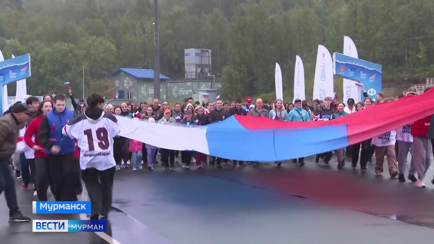 Дню флага посвятили "Забег поколений" в мурманской Долине уюта