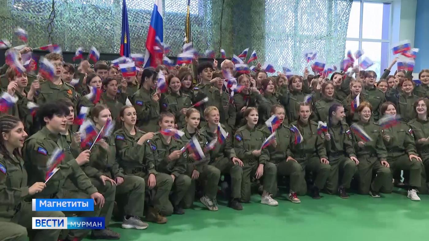День Государственного флага отметили в центре "На Севере &ndash; жить!"