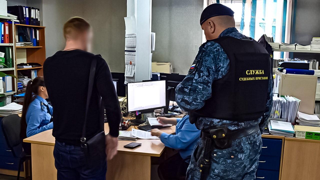 Приставы перевоспитали трудотерапией алиментщика из Кандалакши
