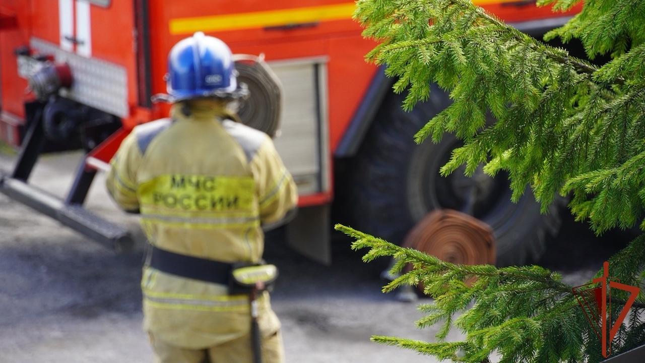 Росгвардейцы и МЧС ликвидировали условный пожар в казарме и спасли "пострадавшего"