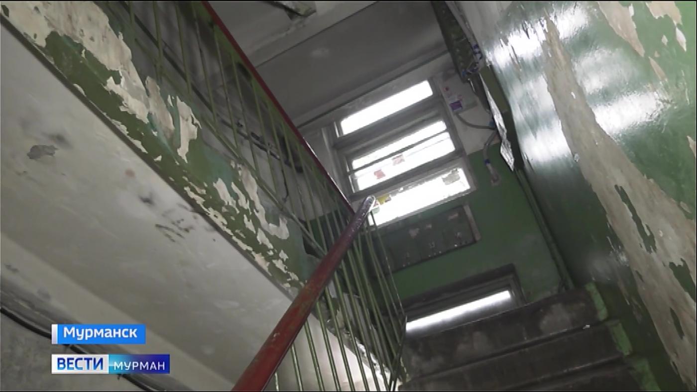 Беды жильцов дома на Героев-Североморцев, 37 не решаются годами. Итоги очередного ЖКХ-рейда в Мурманске